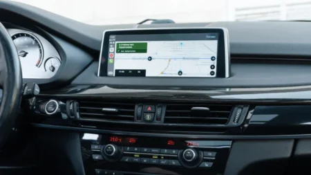 Google Gemini көліктерге енді: жасанды интеллект қауіпсіздікке қалай әсер етеді? Google Gemini көліктерге енді: жасанды интеллект қауіпсіздікке қалай әсер етеді? тақырыбы бойынша иллюстрациялық сурет