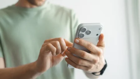 iPhone қуатын үнемдеуге көмектесетін қарапайым параметр белгілі болды iPhone қуатын үнемдеуге көмектесетін қарапайым параметр белгілі болды тақырыбы бойынша иллюстрациялық сурет