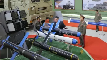 Ким Чен Ын АҚШ-қа жететін жаңа зымыранын көрсетті тақырыбы бойынша иллюстрациялық сурет