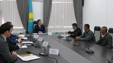 Павлодар облысының әкімі тұрғындарды жеке мәселелері бойынша қабылдады Павлодар облысының әкімі тұрғындарды жеке мәселелері бойынша қабылдады тақырыбы бойынша иллюстрациялық сурет