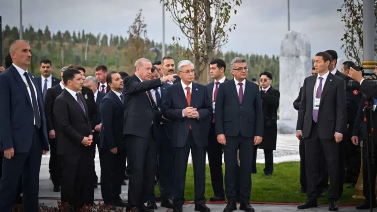 Президент Тоқаев Анкарадағы Бештепе саябағында Түркі әлемі аллеясын ашты тақырыбы бойынша иллюстрациялық сурет