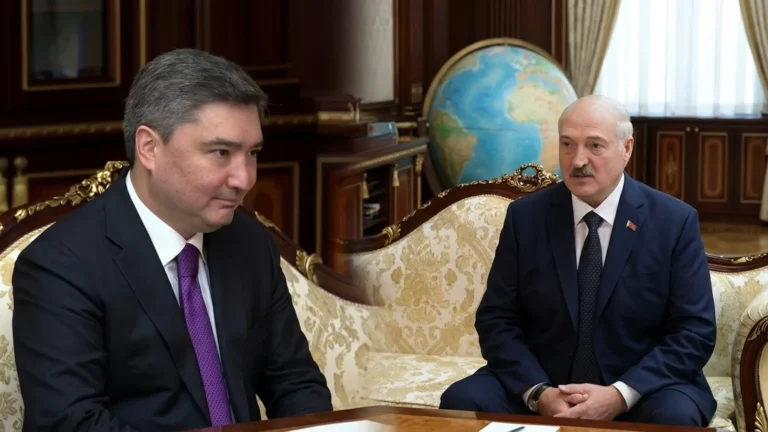 «Қанымыз бір»: Лукашенко Бектеновпен кездесуде не айтты? Қанымыз бір: Лукашенко Бектеновпен кездесуде не айтты? тақырыбы бойынша иллюстрациялық сурет