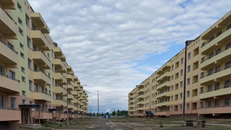 Сырты бүтін, іші түтін: Жамбыл облысында әскерилерге салынған 240 пәтер бес жыл бойы тұр тақырыбы бойынша иллюстрациялық сурет