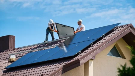 Tesla отказалась от солнечных крыш в пользу обычных панелей Tesla Solar Roof өндірісін тоқтатып, дәстүрлі панельдерге көшті тақырыбы бойынша иллюстрациялық сурет