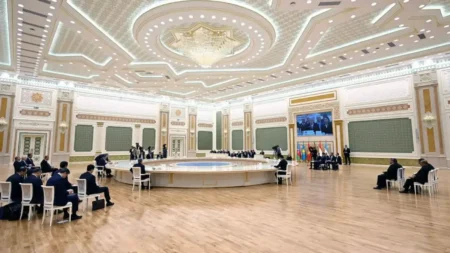 Тоқаев Орталық Азияда жасанды интеллект серіктестігін құруды ұсынды Тоқаев Орталық Азияда жасанды интеллект серіктестігін құруды ұсынды тақырыбы бойынша иллюстрациялық сурет