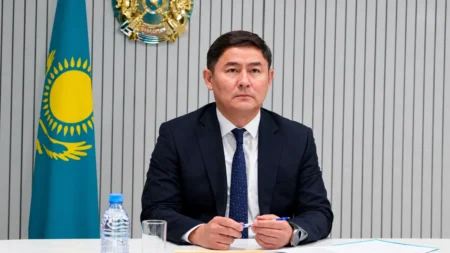 Үндістаннан қайтқан экс-министр: Азамат Есқараев Ақордаға оралды Үндістаннан қайтқан экс-министр: Азамат Есқараев Ақордаға оралды тақырыбы бойынша иллюстрациялық сурет