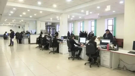 «Два-три оператора на зал»: грозит ли работникам ЦОНов массовое увольнение В Минцифры прокомментировали мораторий на наем и сокращение вакансий в ЦОНах тақырыбы бойынша иллюстрациялық сурет