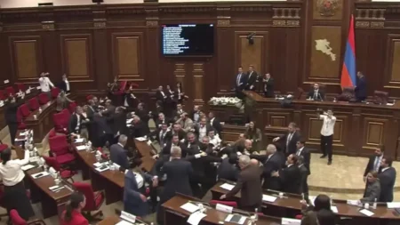 В парламенте Армении подрались депутаты партии власти и оппозиции В парламенте Армении подрались депутаты партии власти и оппозиции тақырыбы бойынша иллюстрациялық сурет