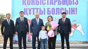 Жетісу облысында кезекте тұрғандарға жаңа баспаналардың кілті табысталды тақырыбы бойынша иллюстрациялық сурет