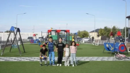 Жетісу облысында үш ауданның орталық саябақтары жөнделіп жатыр Жетісу облысында үш ауданның орталық саябақтары жөнделіп жатыр тақырыбы бойынша иллюстрациялық сурет